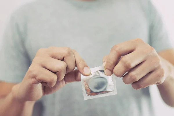 Кондомініум готовий до використання в чоловічій руці, дайте презервативу безпечно — стокове фото