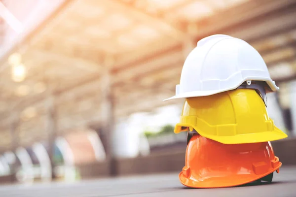 Amarillo Azul Blanco Casco Seguridad Desgaste Duro Sombrero Proyecto Construcción — Foto de Stock