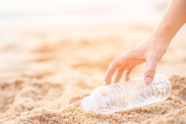 Denizde çöp şişeleri