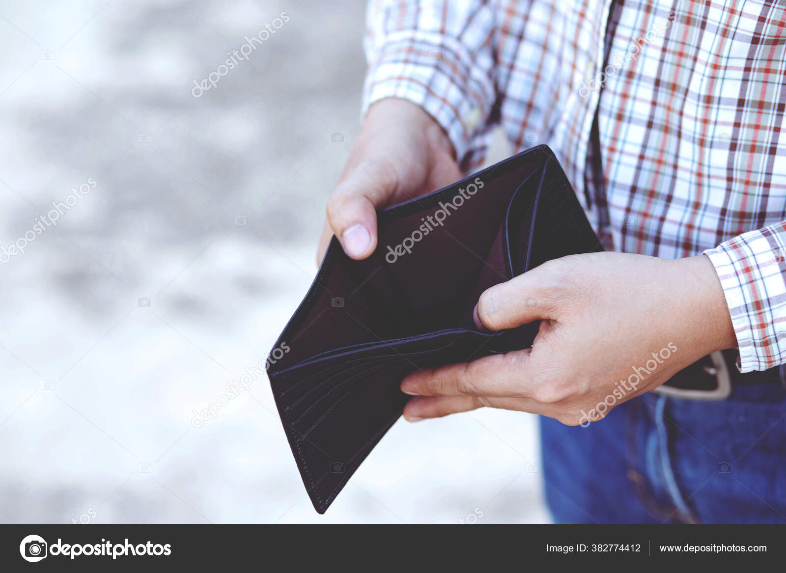 Mano Del Hombre Abre Una Cartera Vacía Aislada — Foto de stock