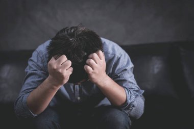 Stresli bir adam, üzgünüm, karısı onu zina için terk etti.