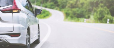 Asfalttaki yeni gümüş arabanın önünü kapatın.