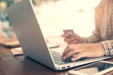 Seçici odak ile kredi kartı yakın çekim