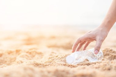 Büyük şehrin plajına çöp döküldü. Kullanılmış kirli plastik şişeler. Karadeniz 'in kirli kumlu kıyıları. Çevre kirliliği. Ekolojik bir sorun. Bokeh arka planda dalgaları hareket ettiriyor