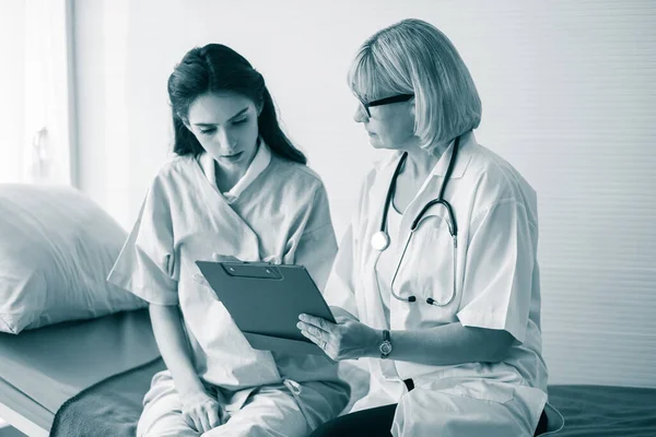 Doctora Examinó Los Efectos Enfermedad Con Pacientes Mujeres Hospital — Foto de Stock