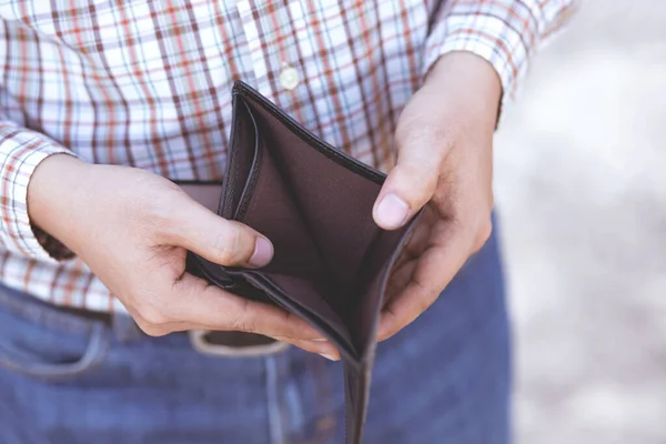 Mann Öffnet Leere Geldbörse Isoliert — Stockfoto