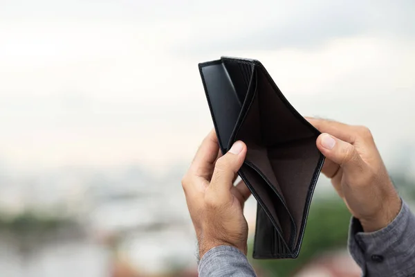 Mano Del Hombre Abre Una Cartera Vacía Aislada — Foto de Stock