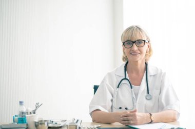 Profesyonel doktorlar hastanedeki hastalarla ilgilenmeye hazır..