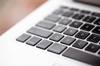 İşadamı evde dizüstü bilgisayar kullanıyor.