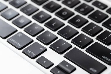 İşadamı evde dizüstü bilgisayar kullanıyor.