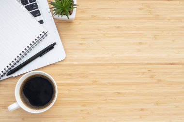 Evden çalış, bilgisayar ahşap masanın üstünde.