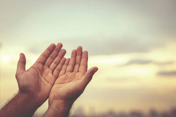 Mâinile Omului Roagă Pentru Binecuvântarea Lui Dumnezeu — Fotografie, imagine de stoc