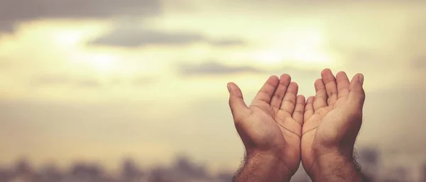 人的手在祈祷上帝的祝福 — 图库照片