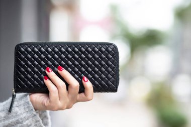 Kadın cüzdan taşıyor, malın parasını o ödüyor. Alışveriş merkezinde.