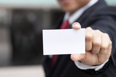 Müşteriler için kartvizit tutan işadamları