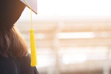 Ülkenin geleceği için yeni mezunları tebrik etmek, işi kolaylaştırmak..