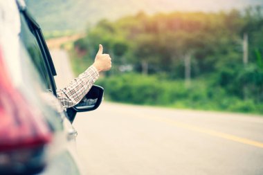 Turistler dağ turistik yollarında araba kullanıyor