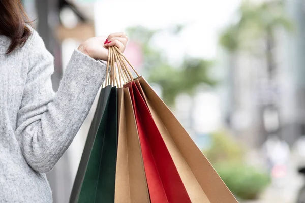 Bir kadın alışveriş merkezinde alışveriş yapıyor.