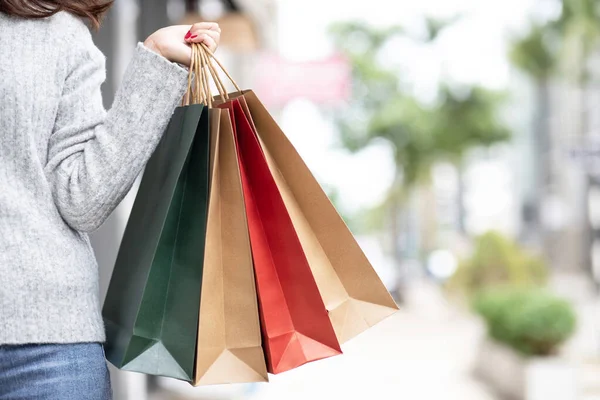 Uma Mulher Está Fazendo Compras Shopping — Fotografia de Stock