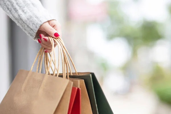 Una Donna Sta Facendo Shopping Centro Commerciale — Foto Stock