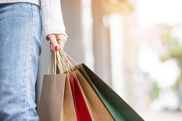 Uma Mulher Está Fazendo Compras Shopping — Fotografia de Stock