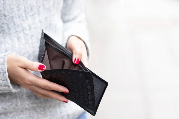 Una Mujer Que Lleva Una Cartera Mientras Hace Compras Centro — Foto de Stock