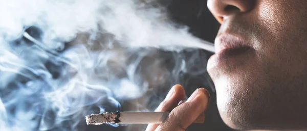 Uomo Sta Fumando Nella Stanza — Foto Stock