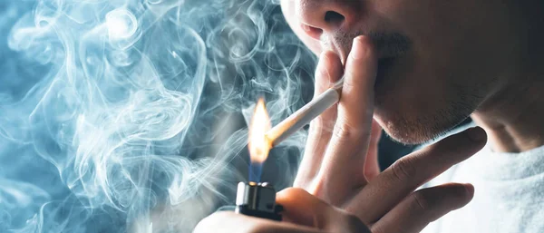 Uomo Sta Fumando Una Sigaretta Casa — Foto Stock
