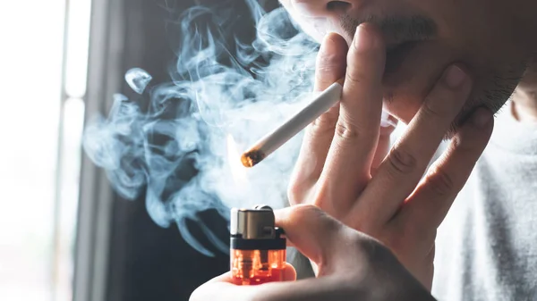 Uomo Sta Fumando Una Sigaretta Casa — Foto Stock