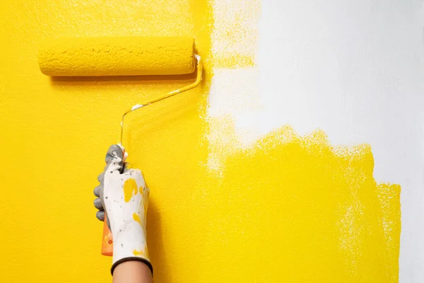 Malarz Maluje Żółtą Ścianę — Zdjęcie stockowe