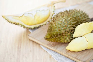Restorandaki ahşap tabakta taze Durian meyvesi.