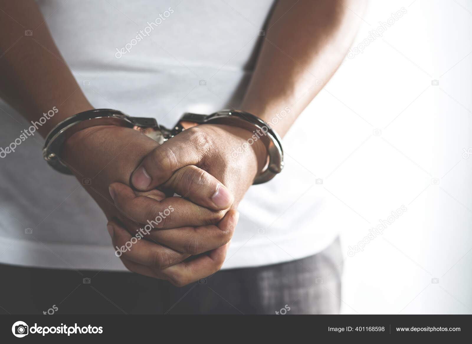 Заключенный Наручниках Тюрьме Стоковое Фото ©Boytaro1428 401168598