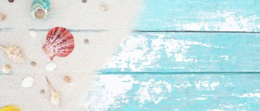 Mavi ahşap arka planda deniz yıldızları ve deniz kabukları ile yaz zamanı kavramı
