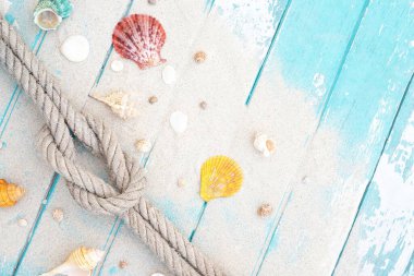 Mavi ahşap arka planda deniz yıldızları ve deniz kabukları ile yaz zamanı kavramı