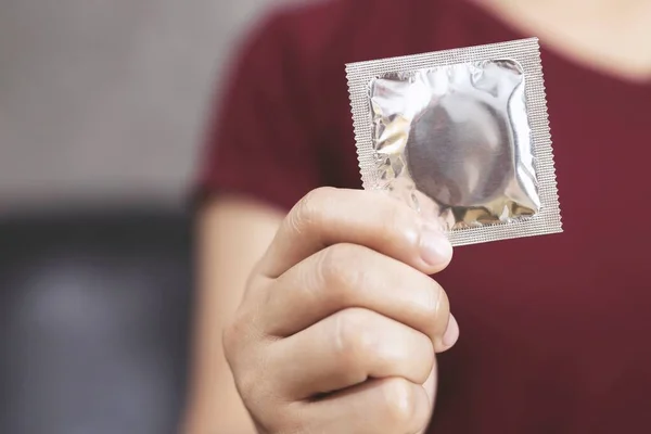 Las Mujeres Usan Condones Para Prevenir Sida —  Fotos de Stock