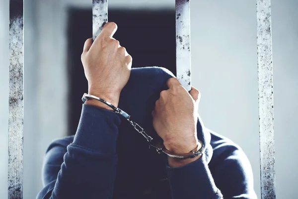 Prisionero Esposado Cárcel —  Fotos de Stock