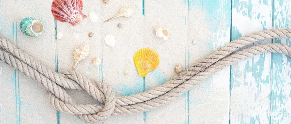 Mavi ahşap arka planda deniz yıldızları ve deniz kabukları ile yaz zamanı kavramı