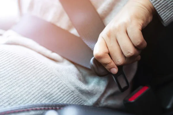 Αντρικό Χέρι Δένει Ζώνη Του Αυτοκινήτου Κλείστε Ζώνη Σας Καθισμάτων — Φωτογραφία Αρχείου