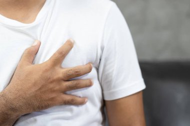 Erkeklerde kalp rahatsızlığı, kalp krizi, kalp sızıntısı, koroner kalp rahatsızlığı nedeniyle göğüs ağrısı var..