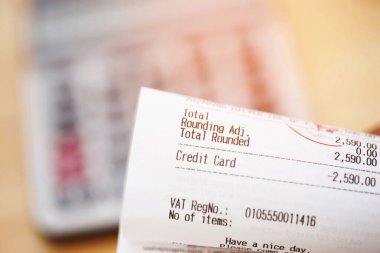 Muhasebeciler yıllık vergiler için mali tabloları ve nakit faturalarını hesaplıyorlar..