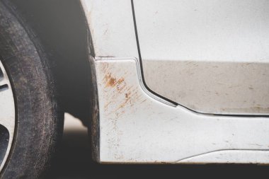 Kirli arabalar oto yıkamada temizlenmeyi bekliyor..