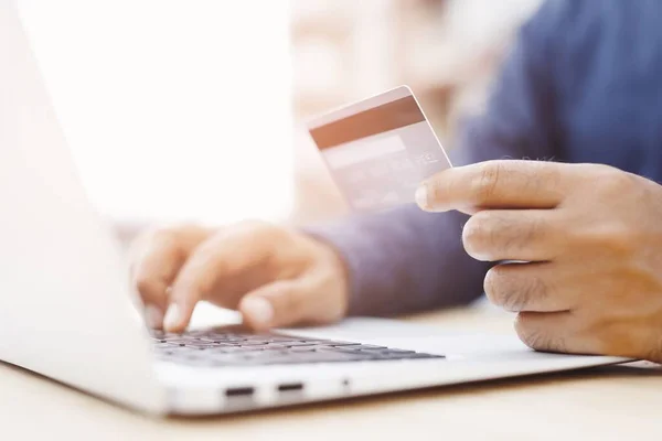 İşadamı online alışveriş için kredi kartı kullanıyor.
