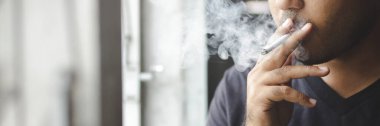 Dünya sigara içme günü, adam sigara içiyor.