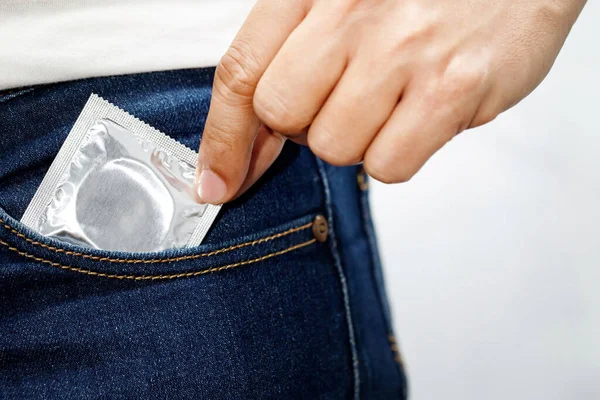 Día Mundial Del Sida Los Hombres Tienen Condones Antes Tener —  Fotos de Stock