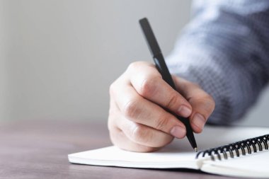 Öğrenciler not defterleriyle yazıyorlar.