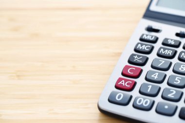 Hesap makinesi üzerinde çalışan iş adamı ya da muhasebecinin el ele tutuşma kalemini kapat 