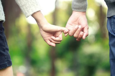 Sevgililer Günü 'nde biraz sevgiyle tokalaşan çift.