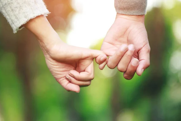 情人节这一天 情侣们带着一点爱心握手 — 图库照片