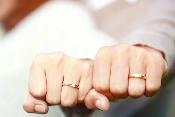 Parejas Muestran Sus Anillos Boda San Valentín — Foto de Stock