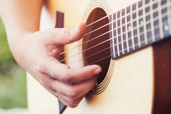 Ręce Mężczyzny Grające Gitarze Akustycznej — Zdjęcie stockowe